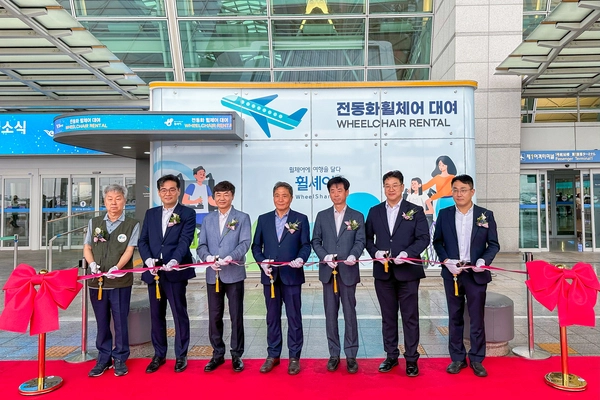 16일 인천공항 제1여객터미널 3층 장애인안심여행센터에서 진행된 ‘전동화 휠체어 대여소’ 개소식에서 이학재 인천국제공항공사 사장(사진 가운데)이 현대차그룹, 사단법인 그린라이트 주요 내빈과 함께 기념촬영을 하고 있다. /인천국제공항공사