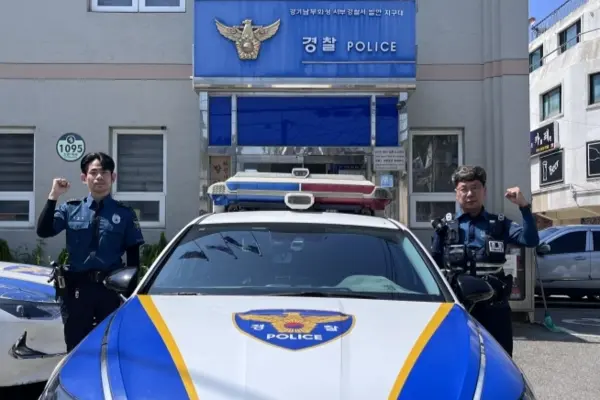 지난 4월 26일 도망간 외국인 운전자를 검거한 화성서부경찰서 발안지구대 한덕수 경장과 최기용 경사의 모습. 2025.7.16 /경기남부경찰청 제공