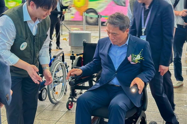 16일 인천국제공항 제1여객터미널 3층 장애인안심여행센터에서 진행된 ‘전동화 휠체어 대여소’ 개소식에서 이학재 인천국제공항공사 사장(사진 가운데)이 전동화 휠체어를 시연하고 있다. /인천국제공항공사 제공