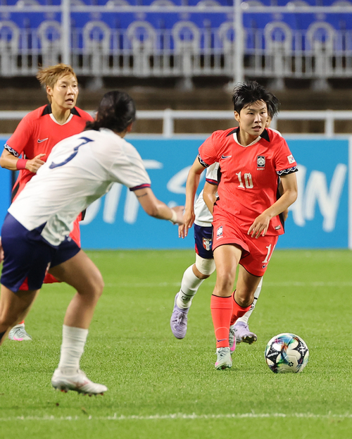 16일 수원월드컵경기장에서 열린 2025 동아시아축구연맹(EAFF) E-1 챔피언십(동아시안컵) 여자부 대한민국 대 대만 경기에서 지소연이 드리블 돌파를 시도하고 있다. 2025.7.16 /연합뉴스