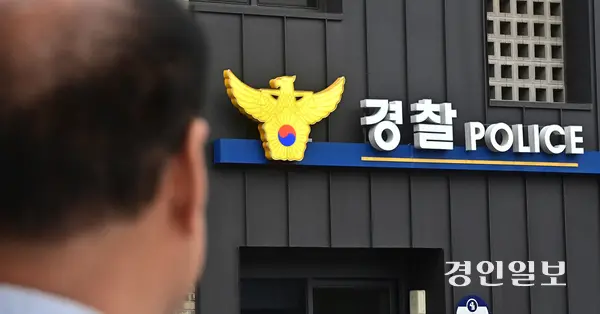 13일 오후 인천 부평역에서 ‘부평 가정폭력 살인’ 피해자 유족이 인근 경찰 지구대를 바라보고 있다. 2025.7.13 /조재현기자 jhc@kyeongin.com