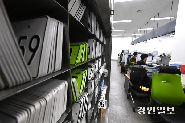 지난 6월 23일 오전 수원시 권선구 자동차등록민원실에서 도로교통관리사업소 자동차등록과 직원들이 업무를 하고 있는 모습. 2025.6.23 /최은성기자 ces7198@kyeongin.com