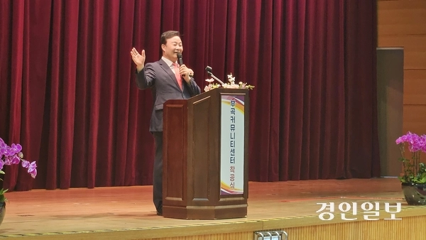 김성제 의왕시장이 17일 부곡커뮤니티센터 착공식에서 부곡동 주민 등 500여 시민들에게 부곡커뮤니티센터 건립 배경에 대해 소개했다. 2025.7.17 의왕/송수은기자 sueun2@kyeongin.com