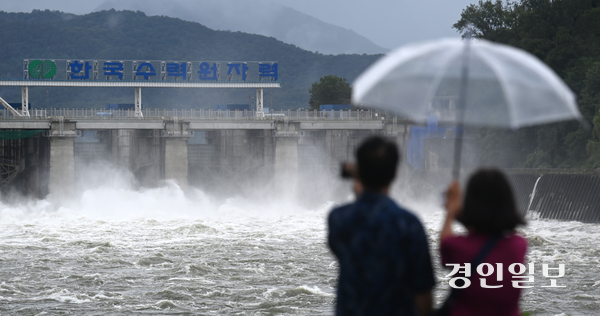 경기도 대부분의 지역에 호우주의보가 발효된 17일 오후 하남시 팔당댐이 수위 조절을 위해 수문을 열어 물을 방류시키고 있다. 2025.7.17 /최은성기자 ces7198@kyeongin.com