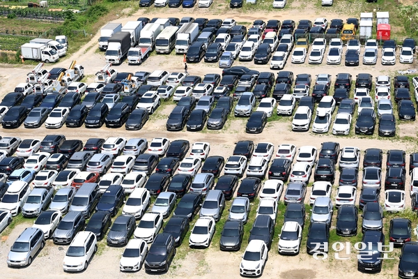 수원시 권선구 중고차 단지에 빼곡히 주차돼 있는 중고차들의 모습. 2025.6.23 /최은성기자 ces7198@kyeongin.com