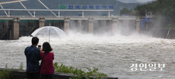 경기도 대부분의 지역에 호우주의보가 발효된 17일 오후 하남시 팔당댐이 수위 조절을 위해 수문을 열어 물을 방류시키고 있다. 2025.7.17 /최은성기자 ces7198@kyeongin.com