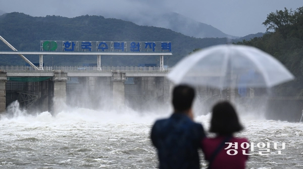 경기도 대부분의 지역에 호우주의보가 발효된 17일 오후 하남시 팔당댐이 수위 조절을 위해 수문을 열어 물을 방류시키고 있다. 2025.7.17 /최은성기자 ces7198@kyeongin.com