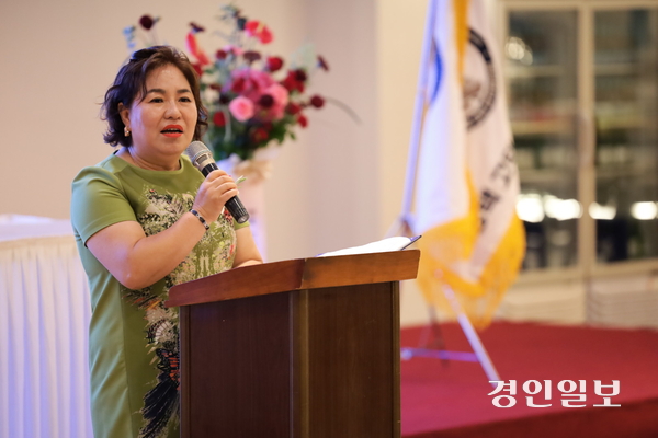 송윤순 평택 고덕 발전협의회 회장은 “회원들의 지혜와 경험을  빌리고, 시민들의 의견을 경청, 고덕을  국제도시로 만들어 가는데 힘을 보태겠다”며  KTX  경기남부(평택) 역사신설에도 적극 나서겠다고 밝혔다. 2025.7.16 평택/김종호기자 kikjh@kyeongin.com