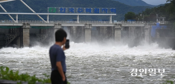 경기도 대부분의 지역에 호우주의보가 발효된 17일 오후 하남시 팔당댐이 수위 조절을 위해 수문을 열어 물을 방류시키고 있다. 2025.7.17 /최은성기자 ces7198@kyeongin.com