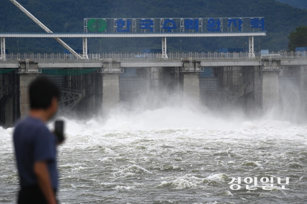 경기도 대부분의 지역에 호우주의보가 발효된 17일 오후 하남시 팔당댐이 수위 조절을 위해 수문을 열어 물을 방류시키고 있다. 2025.7.17 /최은성기자 ces7198@kyeongin.com