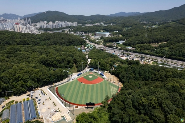 8월부터 의왕시체육회가 운영하는 의왕야구장은 경수대로(1번 국도)와 맞닿아 있어 수원과 안양, 군포, 용인 등의 지역에서 쉽게 찾을 수 있다. 2025.7.17 /의왕시 제공
