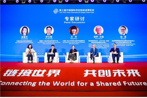 인천경제자유구역청이 오는 20일까지 중국 베이징 국제전시컨벤션센터에서 열리는 ‘제3회 중국국제공급망촉진박람회(CISCE)’에 참가한다. 윤원석 인천경제청장이 CISCE에서 강화도 남단 지역의 글로벌 공급방 허브 조성 구상을 설명하고 있다. /인천경제청 제공