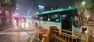 구리 하수도공사 구간 도로파임… 시내버스 바퀴 빠져