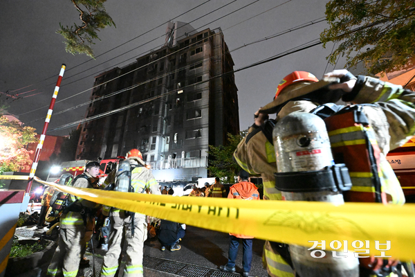 17일 오후 9시 5분께 광명시 소하동의 한 아파트 주차장에서 화재가 발생했다. 이번 화재로 심정지 3명과 중상자 14명, 경상자 37명 등 총 54명의 인명 피해가 발생했다. 사진은 사고현장을 수색하고 있는 소방대원 모습. 2025.7.18 /최은성기자 ces7198@kyeongin.com