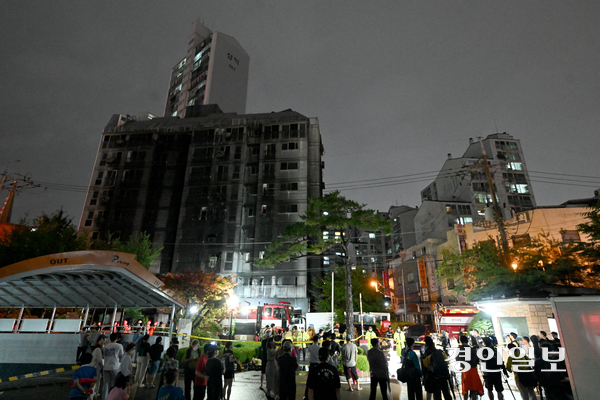 17일 주차장에 불이 나 다수의 중상자가 발생한 광명시 소하동 한 아파트 화재 현장. 2025.7.18 /최은성기자 ces7198@kyeongin.com