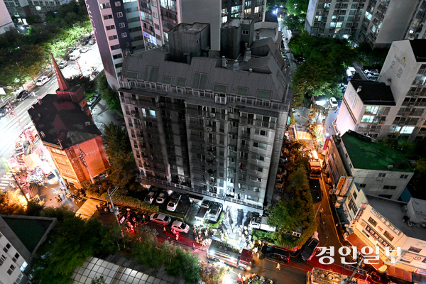 17일 주차장에 불이 나 다수의 중상자가 발생한 광명시 소하동 한 아파트 화재 현장. 2025.7.18 /최은성기자 ces7198@kyeongin.com