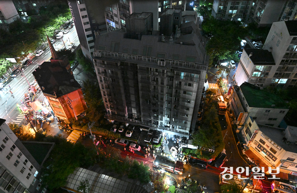 17일 오후 9시 5분께 광명시 소하동의 한 아파트 주차장에서 화재가 발생했다. 이번 화재로 심정지 3명과 중상자 14명, 경상자 37명 등 총 54명의 인명 피해가 발생했다. 사진은 사고현장을 수색하고 있는 소방대원 모습. 2025.7.18 /최은성기자 ces7198@kyeongin.com