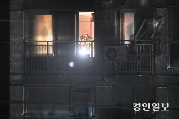 17일 오후 9시 5분께 광명시 소하동의 한 아파트 주차장에서 화재가 발생했다. 이번 화재로 심정지 3명과 중상자 14명, 경상자 37명 등 총 54명의 인명 피해가 발생했다. 사진은 사고현장을 수색하고 있는 소방대원 모습. 2025.7.18 /최은성기자 ces7198@kyeongin.com