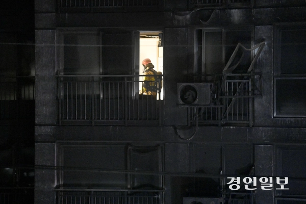 주차장에서 화재가 발생한 광명시 소하동 한 아파트에서 18일 소방관들이 인명 수색 등을 위해 분주하게 움직이고 있다. 2025.7.18 /최은성기자 ces7198@kyeongin.com