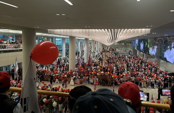 지난 14일 모스 탄 교수 입국 당시 인천국제공항 제2국제여객터미널에 많은 인파가 몰려 있다. /X(옛 트위터) 화면 갈무리.
