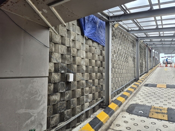 19일 화성시와 철도시설공단에 따르면 집중호우로 동탄역 주차장 출입구 인근 옹벽에 배오름 현상이 발생했다. 2025. 7.19 /화성시제공