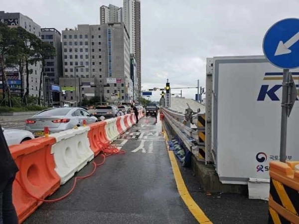 19일 화성시와 철도시설공단에 따르면 집중호우로 동탄역 주차장 출입구 인근 옹벽에 배오름 현상이 발생했다. 사진은 교통 통제 중인 동탄역 인근 도로.  2025. 7.19 /화성시제공