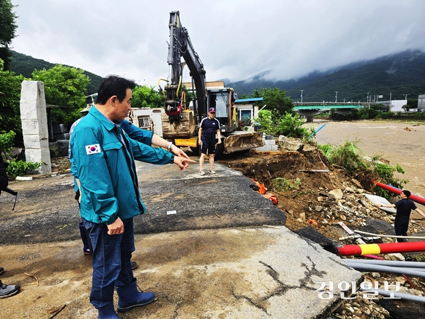 20일 밤 사이 내린 집중호우로 포천시 내촌면 내촌교 재가설공사 현장 주변 도로 일부가 불어난 왕숙천 물에 유실됐다. 이날 오전 백영현 시장이 시 관계자들과 피해현장을 둘러보고 있다. 2025.7.20 포천/최재훈기자 cjh@kyeongin.com