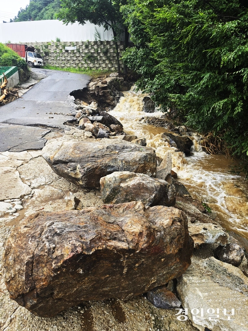 20일 새벽 시간당 100㎜가 넘는 폭우가 쏟아진 포천시 내촌면 진목리의 한 마을 도로가 인근 야산에서 흘러내린 빗물에 휩쓸려 일부 유실됐다. 2025.7.20 포천/최재훈기자 cjh@kyeongin.com