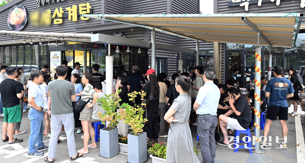 초복인 20일 오전 수원 시내 한 삼계탕집에서 시민들이 줄지어 입장을 기다리고 있다. 2025.7.20 /임열수기자 pplys@kyeongin.com