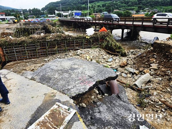 20일 밤 사이 내린 집중호우로 포천시 내촌면 내촌교 재가설공사 현장 인근 도로 일부가 주저 앉았다.  2025.7.20 포천/최재훈기자 cjh@kyeongin.com