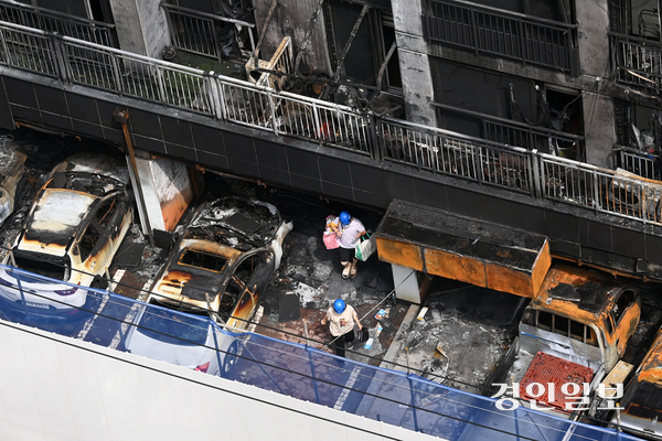 지난 17일 오후 9시 5분께 광명시 소하동의 한 아파트 필로티 주차장에서 화재가 발생했다. 이 사고로 3명이 숨지고 9명이 중상을 입었다. 사진은 20일 광명시 화재 현장에서 주민들이 임시 숙소로 짐을 옮기고 있는 모습. 2025.7.20 /최은성기자 ces7198@kyeongin.com