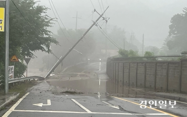20일 오전 6시께 집중호우로 가평읍 승안천 일부 하천변이 유실되면서 주변 전신주가 쓰러져 있다.  2025.7.20 가평/김민수 기자kms@kyeongin.com