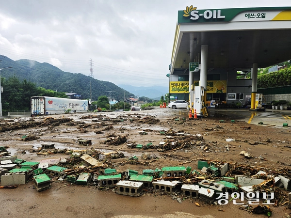 20일 새벽 포천시 내촌면에 시간당 100㎜가 넘는 집중호우가 내린 가운데 내촌면 진목리의 한 주유소에 인근 야산에서 흘러내린 토사물과 옹벽 잔해가 흩어져 있다. 2025.7.20 포천/최재훈기자 cjh@kyeongin.com