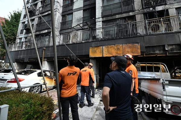 지난 17일 오후 9시 5분께 광명시 소하동의 한 아파트 필로티 주차장에서 화재가 발생했다. 이 사고로 3명이 숨지고 9명이 중상을 입었다. 사진은 20일 소방당국이 화재현장에서 현장을 확인하는 모습. 2025.7.20 /최은성기자 ces7198@kyeongin.com