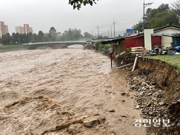 20일 오전 6시께 가평읍 승안천에 인접한 집 두채가 이날 내린 집중호우로 파손된 채 위태롭게 서 있다. 2025.7.20 가평/김민수기자kms@kyeongin.com