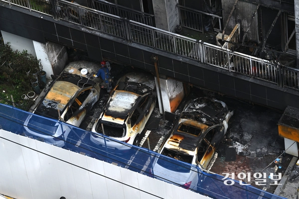 지난 17일 오후 9시 5분께 광명시 소하동의 한 아파트 필로티 주차장에서 화재가 발생했다. 이 사고로 3명이 숨지고 9명이 중상을 입었다. 사진은 20일 화재로 그을린 현장의 모습. 2025.7.20 /최은성기자 ces7198@kyeongin.com