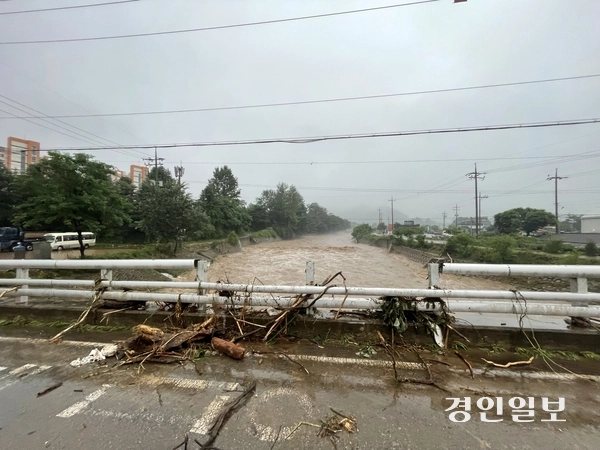 20일 오전 6시께 집중호우로 가평읍 승안천 승안교가 범람해 교량 일부 난간이 파손돼 있다. 2025.7.20 가평/김민수 기자kms@kyeongin.com