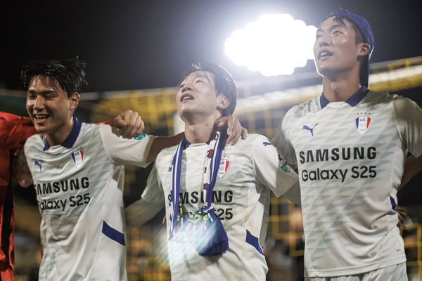 프로축구 K리그2 수원삼성 박지원이 전남과의 경기에서 승리 후 선수들과 기뻐하고 있다. 2025.7.19 /한국프로축구연맹 제공