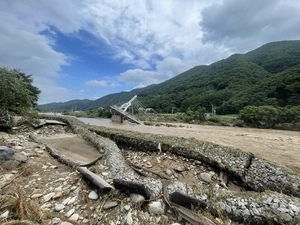 [포토] 가평 집중호우로 청평면 호명산 보행자전용교량 유실