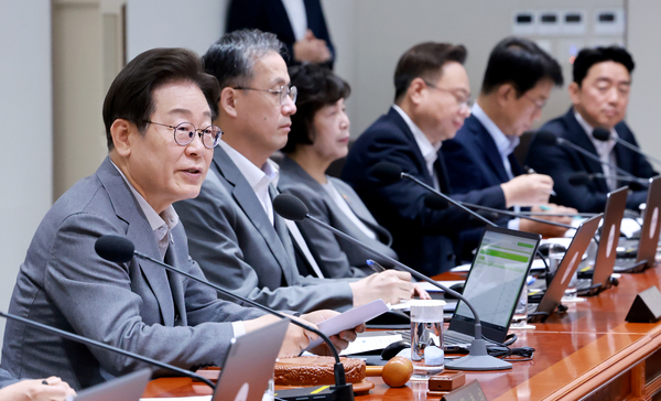 국무회의에서 ‘대부업 등의 등록 및 금융이용자 보호에 관한 법률’(대부업법) 시행령 개정안과 상법 일부 개정 법률 공포안이 의결됐다. 사진은 이재명 대통령이 15일 서울 용산 대통령실 청사에서 열린 국무회의에서 발언하고 있는 모습. 2025.7.15 /연합뉴스