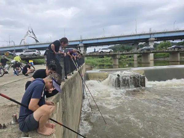 비 온 뒤 게를 낚는 사람들의 모습. /한철수 구지옛생활연구소 소장 제공