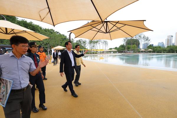 정명근 화성시장을 비롯해 한병홍 화성도시공사 사장, 강은미 화성동탄경찰서장 등 관계자들이 지난 18일 석우동의 동탄 패밀리풀 개장을 앞두고 현장을 방문해 주요시설을 점검했다. 지난 19일 개장한 가족용 물놀이공간인 동탄 패밀리풀은 아쿠아풀, 유아풀 등 4개의 수영장과 야외샤워장, 퍼걸러 등의 편의시설을 갖추고 있다. 오는 8월31일까지 운영(오전 10시~오후 5시)되며 매주 월요일은 휴장한다. 사전예약제(네이버 예약시스템)로 이용할 수 있다. 시범 운영기간인 올해는 무료로 이용 가능하다. 2025.7.18 화성/김학석기자 marskim@kyeongin.com, 사진/화성시 제공