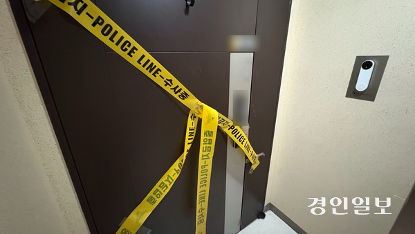 지난 20일 인천 연수구 송도국제도시 한 아파트 단지에서 아버지가 사제 총기를 발사해 아들을 숨지게 한 사건이 발생했다. 사진은 21일 오후 1시께 경찰 폴리스 라인이 설치되어 있는 사건 현장의 모습. 2025.7.21 /정선아기자 sun@kyeongin.com