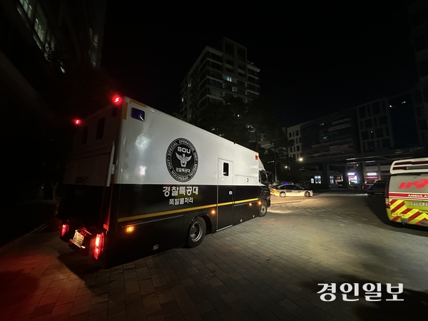 20일 오후 10시30분께 인천 송도국제도시 한 아파트 단지에서 아들을 총으로 쏜 남성이 경찰에 붙잡혔다. 사진은 사건이 발생한 아파트 단지에 경찰특공대가 출동한 모습. 2025.7.20 /조경욱기자 imjay@kyeongin.com