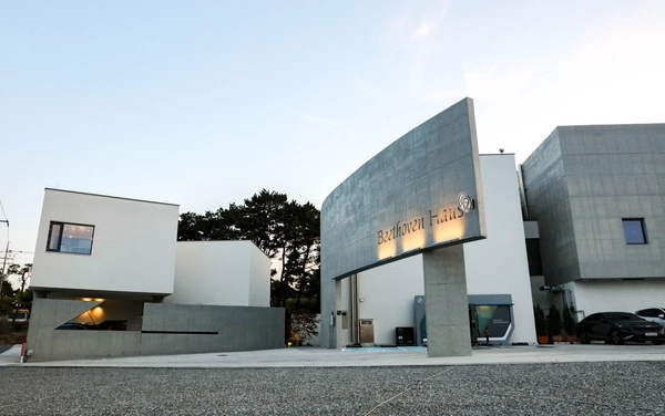 인천 중구 베토벤하우스 전경. 노출 콘크리트와 기하학적 구조가 눈에 띈다. /베토벤하우스 제공