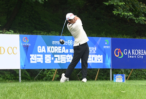 맑게 갠 하늘처럼 경쾌한 티샷… 프로 못잖은 어프로치 ‘감탄’