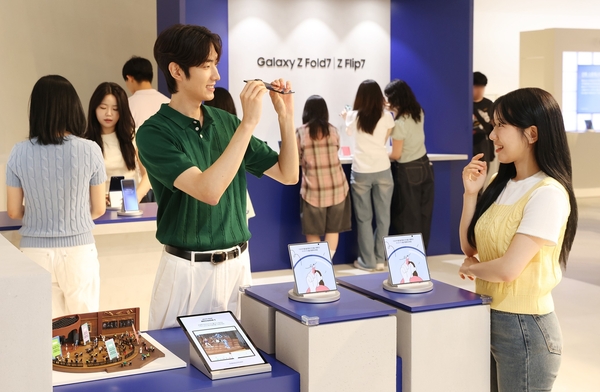 삼성전자의 갤럭시 Z 폴드7·Z 플립7이 지난 15일부터 21일까지 일주일간 진행된 국내 사전판매에서 104만대를 기록, 폴더블폰 판매 시장의 새로운 역사를 썼다. 2025.7.22 /삼성전자 제공