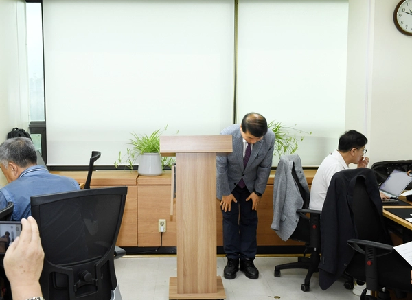 백경현 구리시장이 22일 시청 본관 4층 기자실에서 최근 폭우로 인한 비상근무 당시 한 지역단체의 야유회 참석과 관련, 머리를 숙여 사과하고 있다. 2025.7.22 /구리시 제공