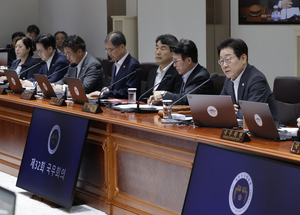 “대책없이 행동, 정신나간 공직자 엄히 단속하라”