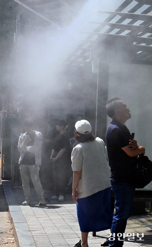 폭염이 이어지고 있는 23일 쿨링포그가 설치된 인천시 남동구 구월동의 한 버스정류장에서 시민들이 버스를 기다리며 더위를 식히고 있다. 2025.7.23 /김용국기자 yong@kyeongin.com